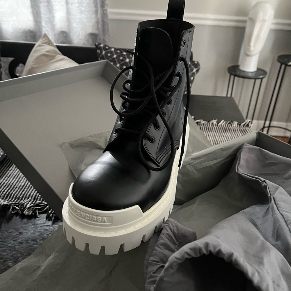 BRAND NEW BALENCIAGA BOOTS!! Black boot with white sole size 38 men/ 40 woman